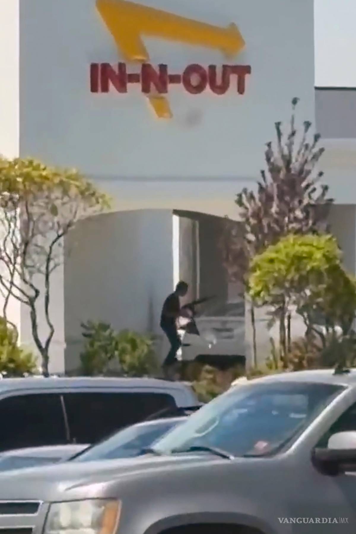 $!El joven fue captado en videos que circularon en redes sociales, mientras disparaba con un rifle.