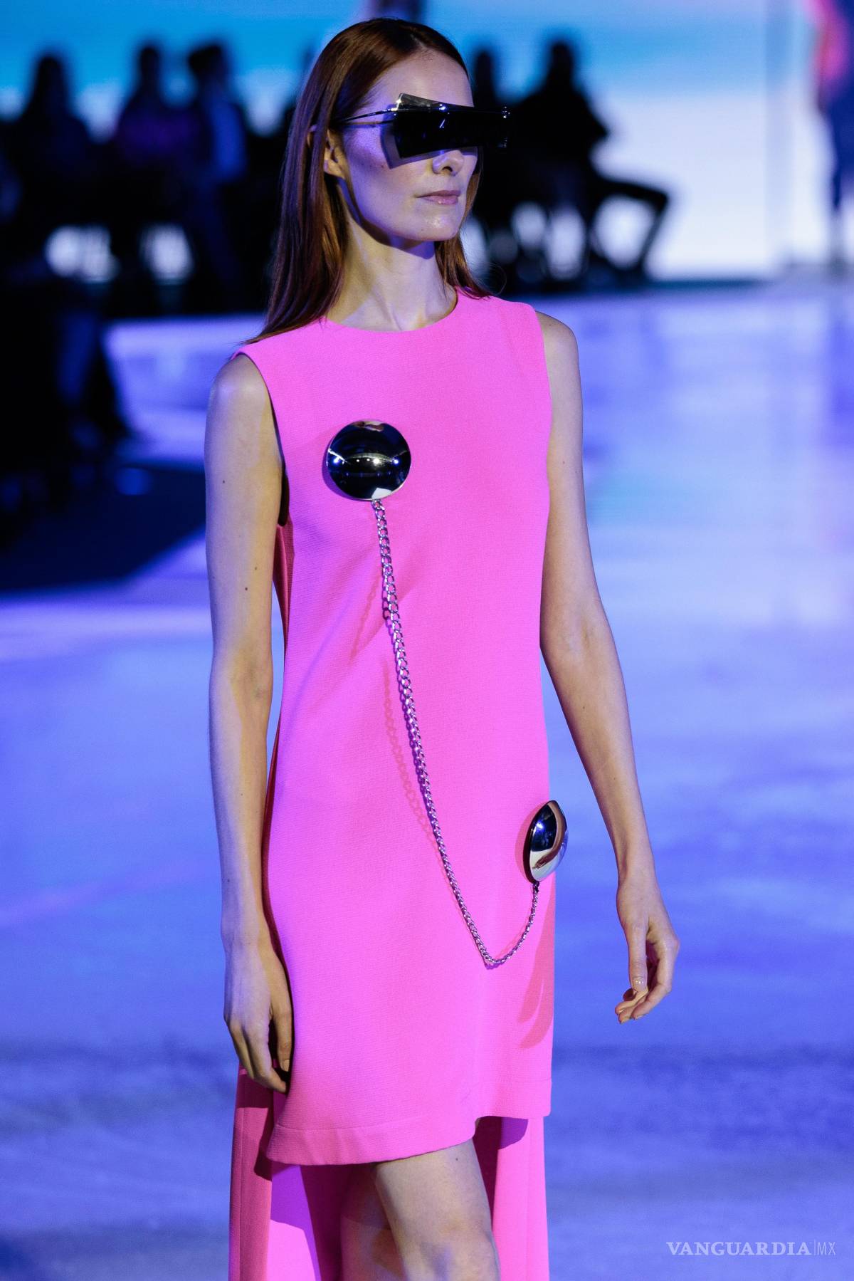 $!París ha vuelto a subir el volumen del color. Azules intensos, verdes, amarillos, rojos, rosas y violetas han aparecido en diferentes colecciones. En la imagen, una modelo en el desfile de Pierre Cardin.