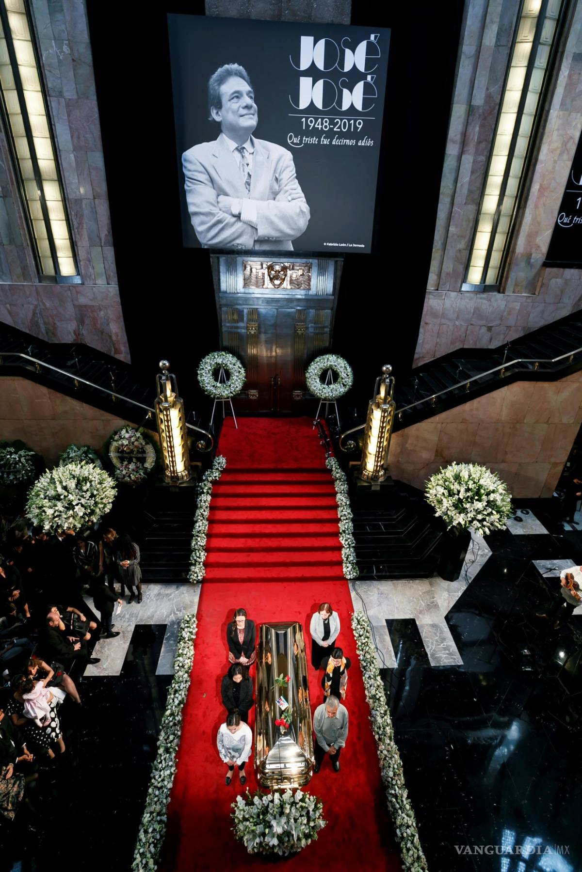 $!FOTOGALERÍA: Palacio de Bellas Artes rinde tributo al príncipe de la canción José José