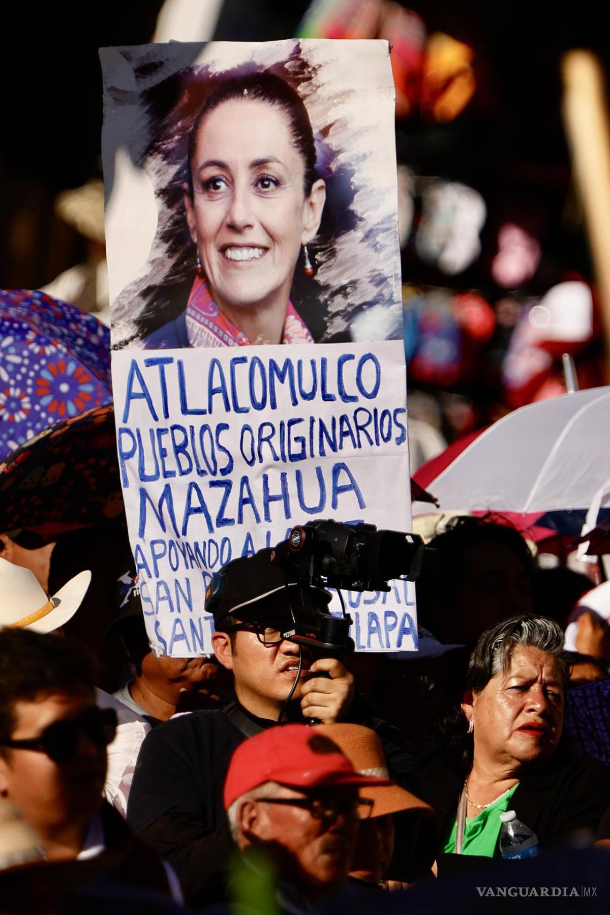 $!Simpatizantes de la candidata presidencial del oficialismo Movimiento de Regeneración Nacional (Morena), Claudia Sheinbaum, en Atlacomulco (México).