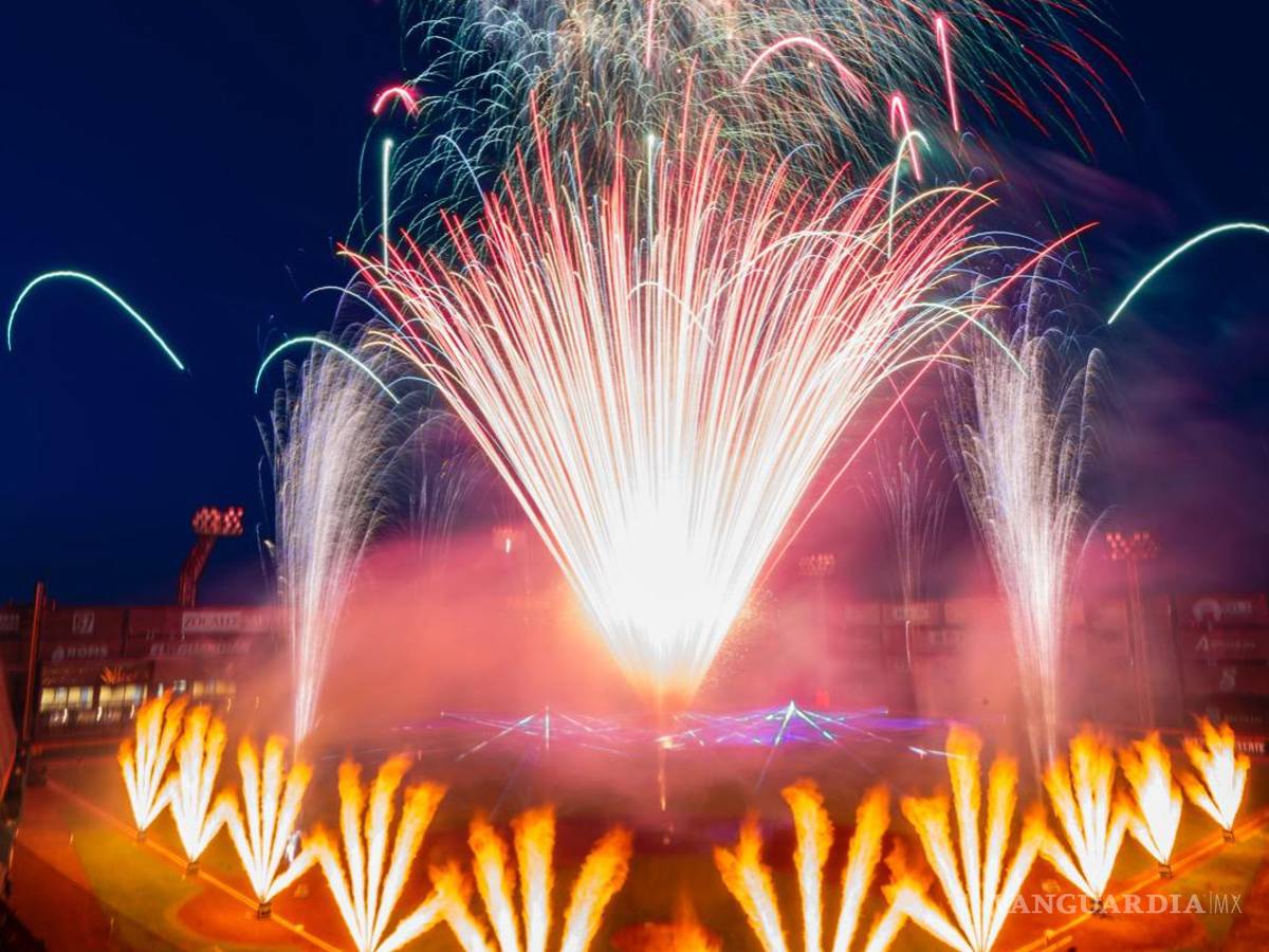 $!Los fuegos artificiales invadieron al Estadio Francisco I. Madero, la “Catedral del Béisbol”.