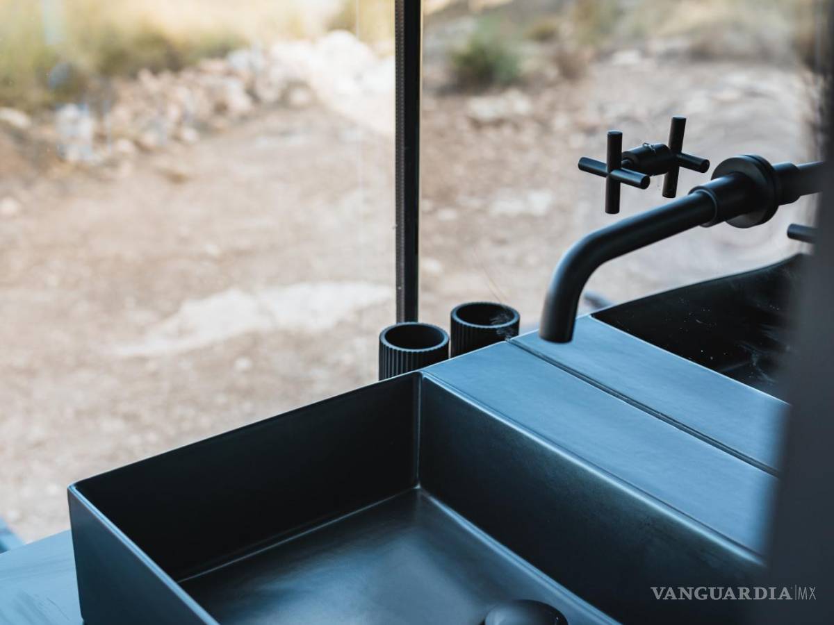 $!Vista interior, lavabo y exterior, del District Hive en el desierto de Gorafe (Granada, España).