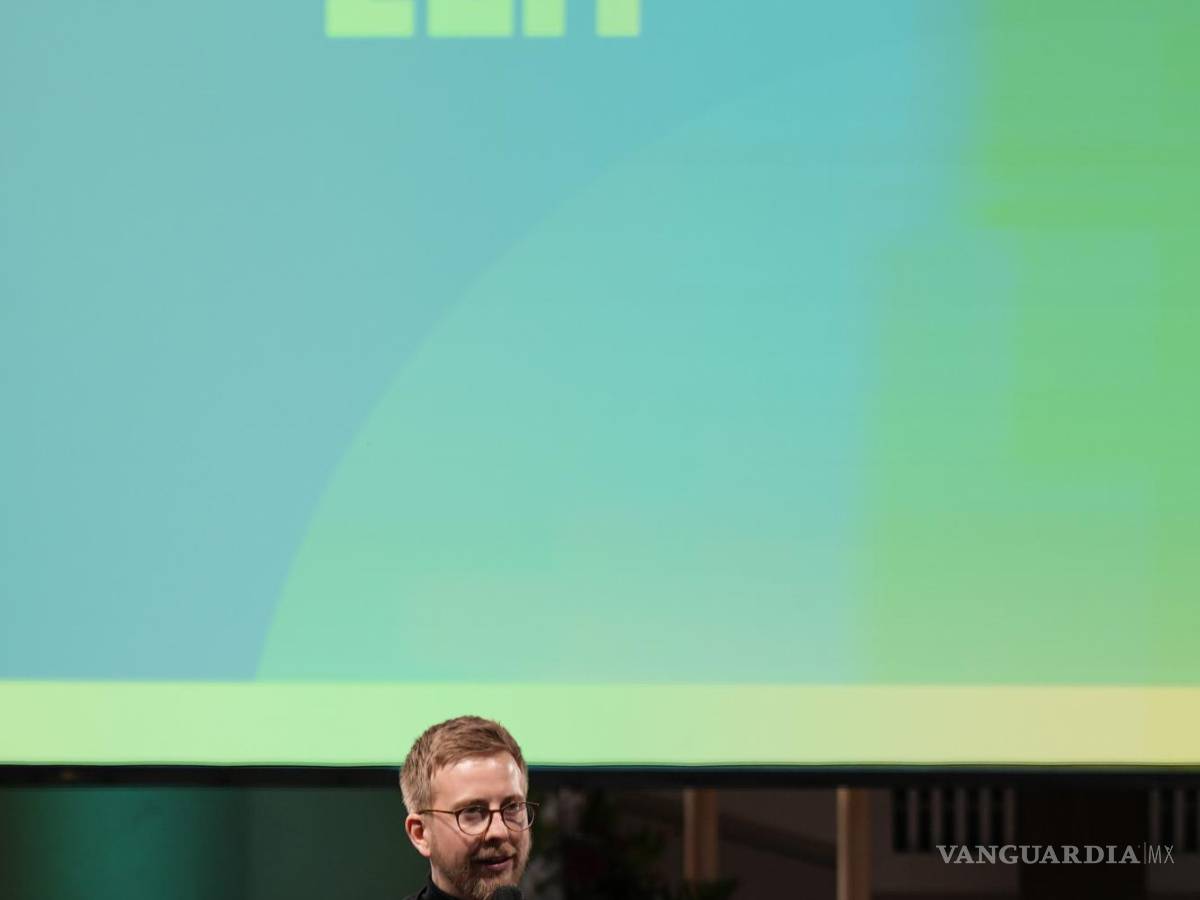 $!Jonas Simmerlein, teólogo y filósofo de la Universidad de Viena en Austria, frente a un eslogan que dice “El momento es ahora” en Nuremberg, Alemania.