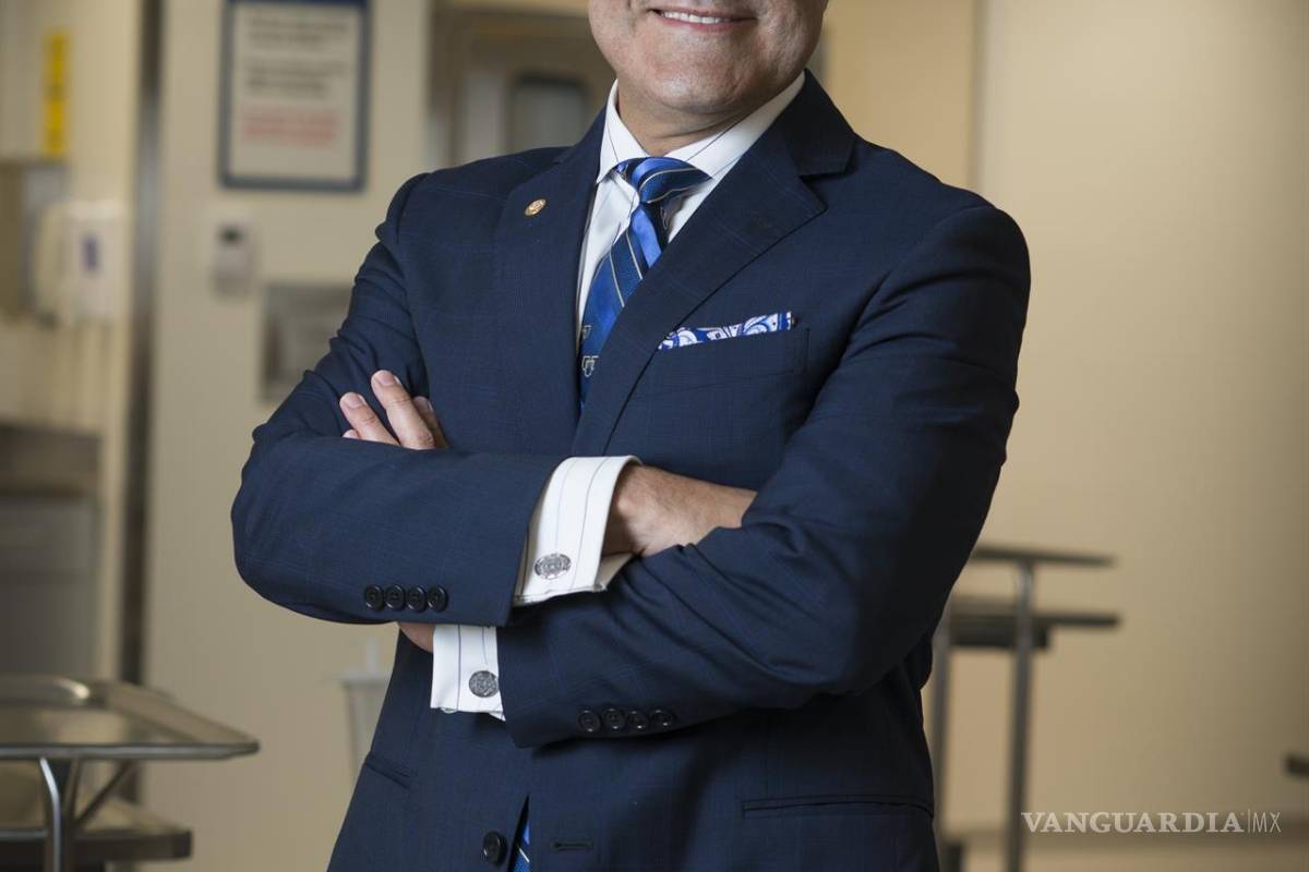 &quot;Doctor Q&quot;, el neurocirujano mexicano que saltó el muro fronterizo en 1987 inspira un filme de Brad Pitt