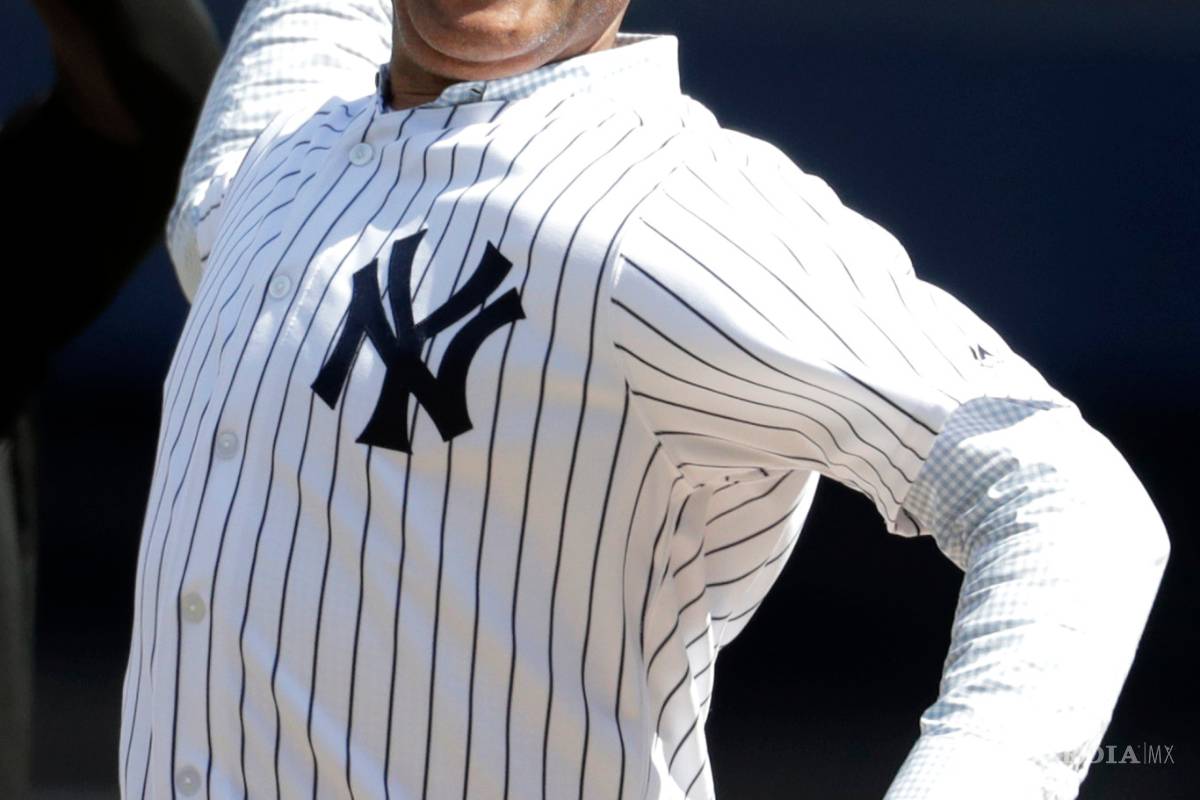 $!Mariano Rivera lanza la primera bola en el juego entre Yanquis y Orioles