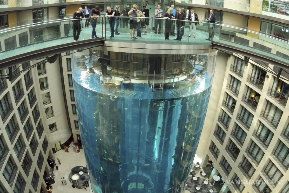 $!AquaDom, el acuario cilíndrico más grande del mundo