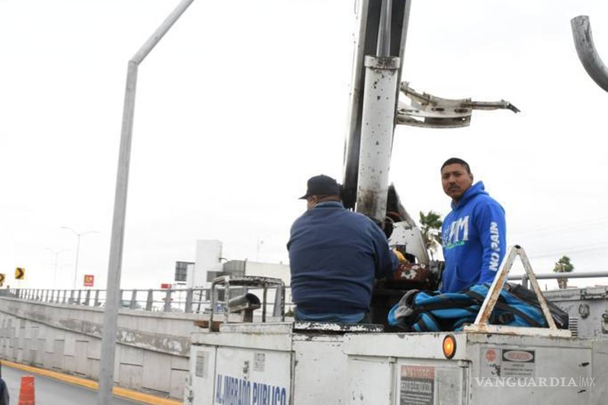 Conductores alcoholizados pagan hasta 25 mil por derrumbar luminarias en Monclova