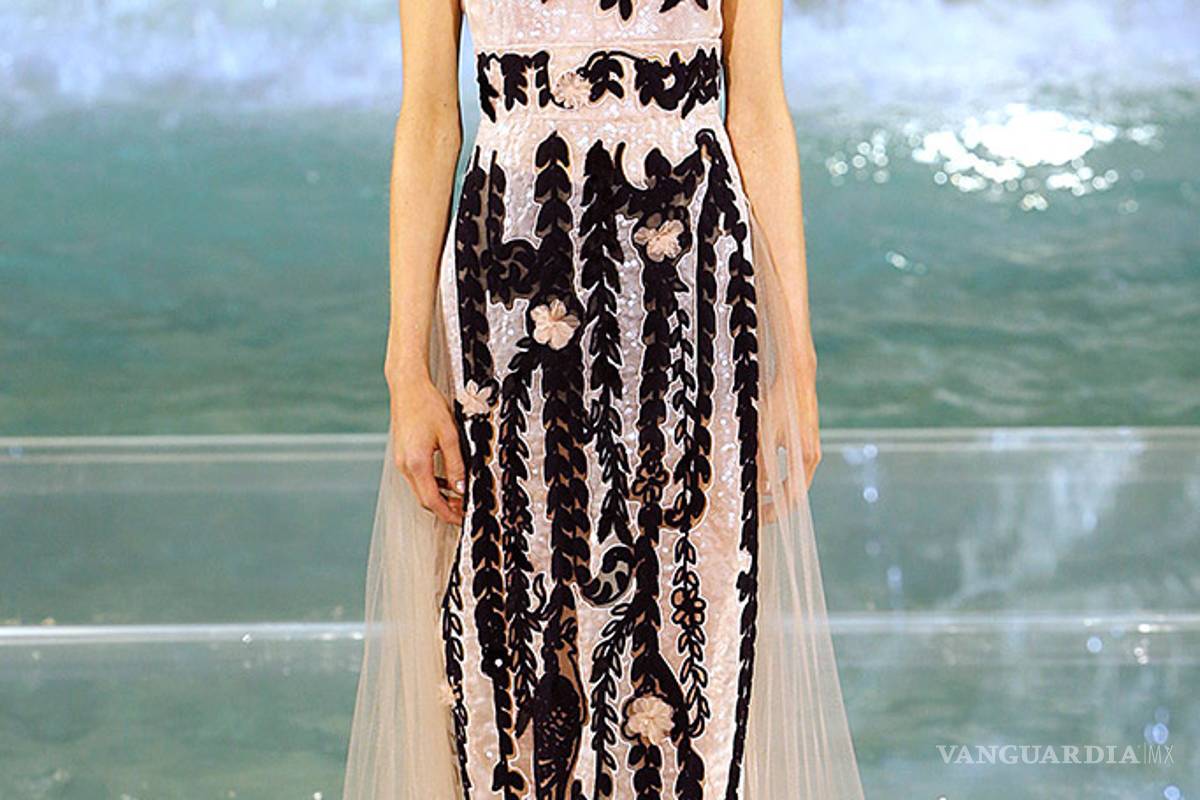 $!Fendi desfila sobre la Fuente de Trevi