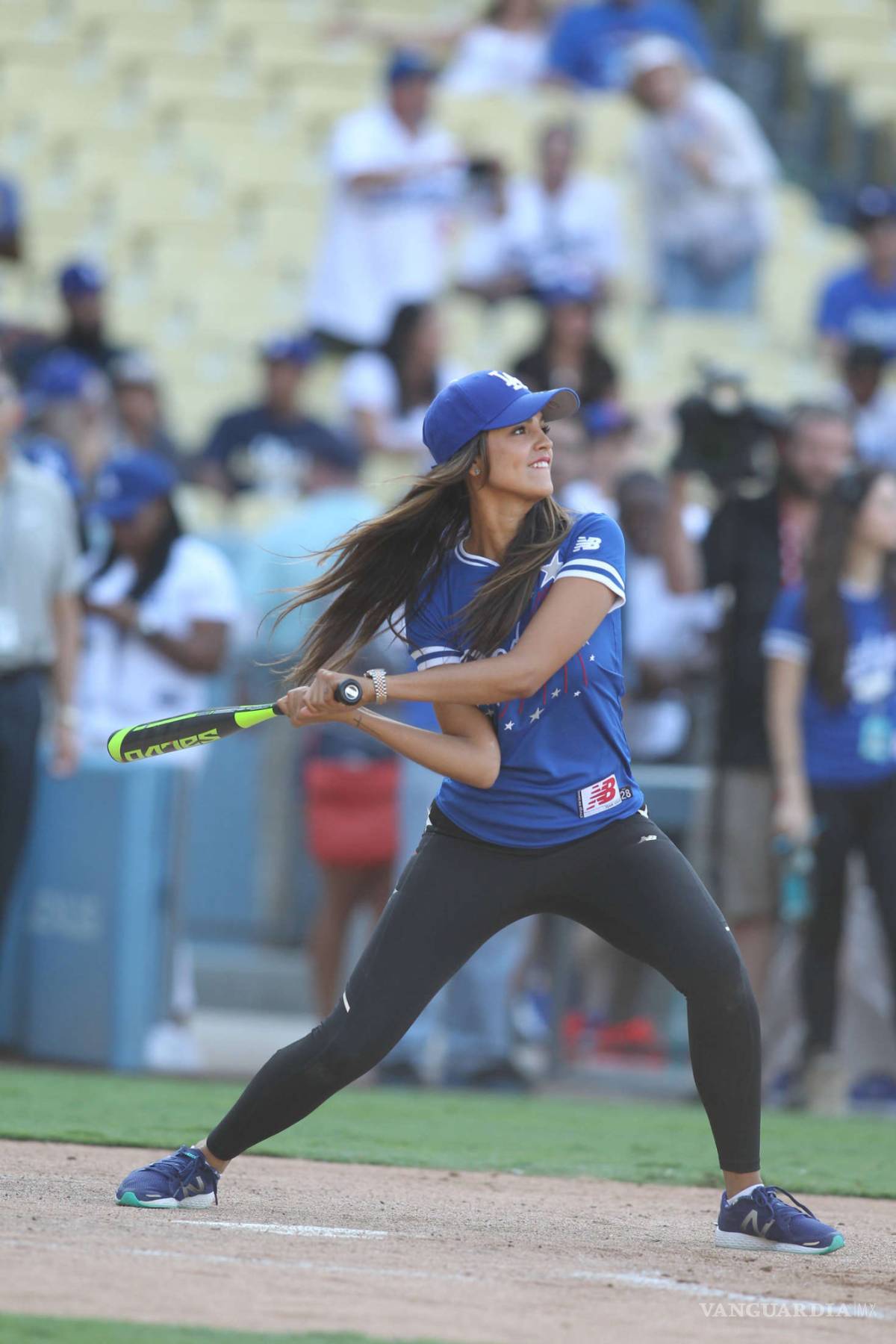 $!Eiza González es la fan número uno de Dodgers