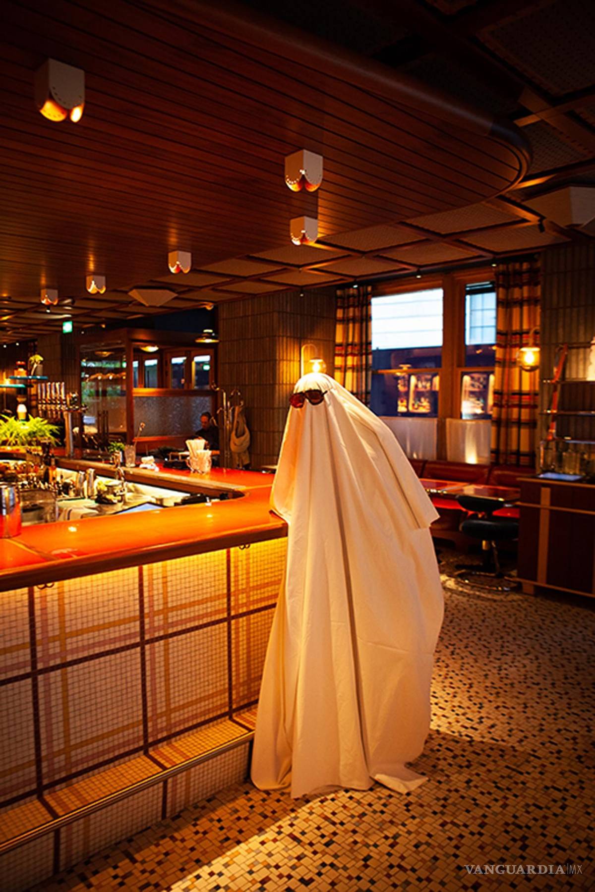 $!Persona disfrazada de fantasma, Hotel The Standard, Londres. EFE/B&amp;P