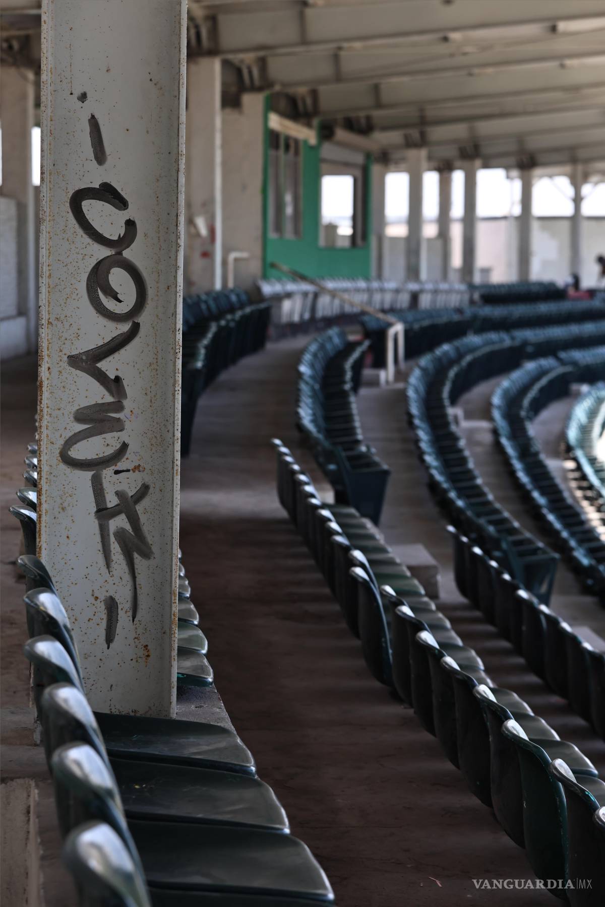 $!El Auditorio Saltillo luce desgastado y ha sido víctima del grafiti. Además, no hay reporte de inversión en mantenimiento.