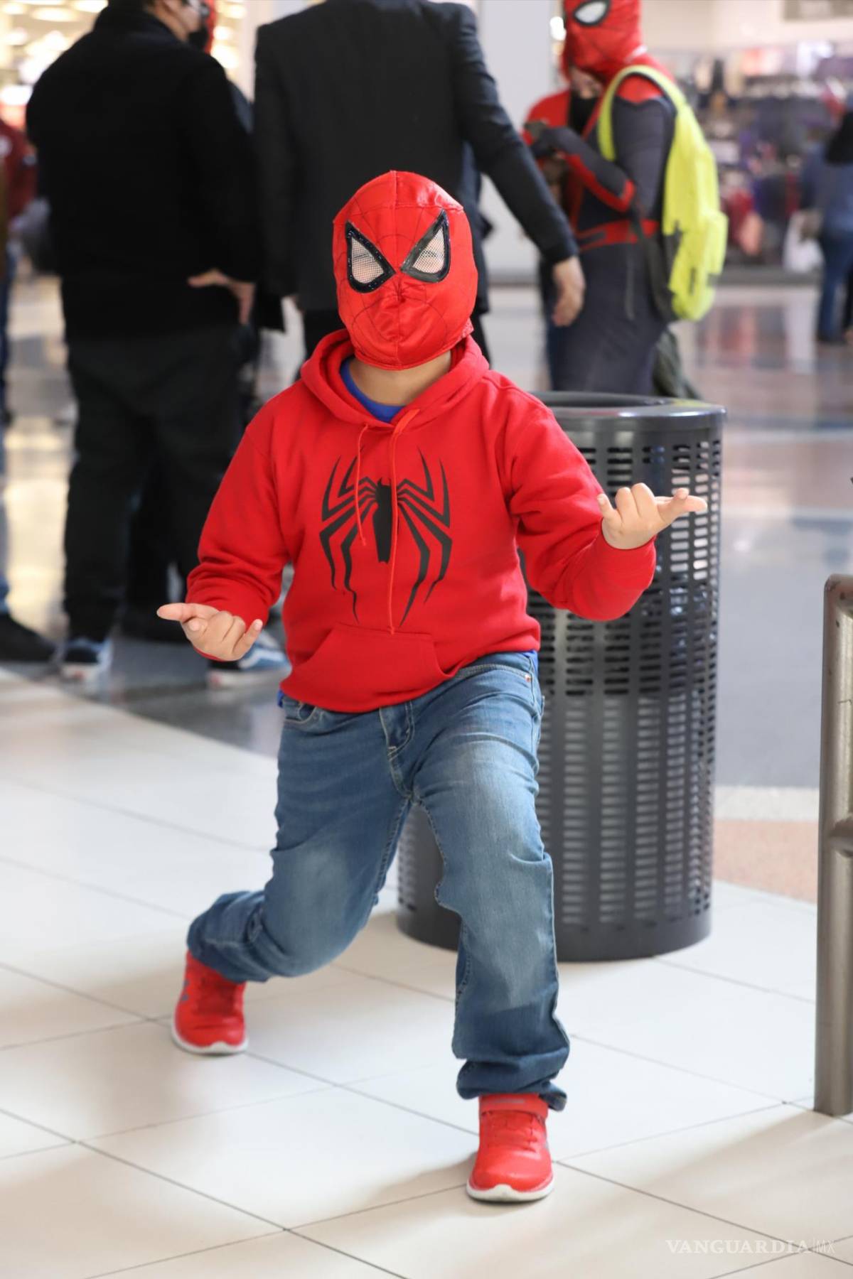 $!Chicos y grandes asistieron al estreno de la tercera entrega de “Spider-Man” protagonizada por Tom Holland.