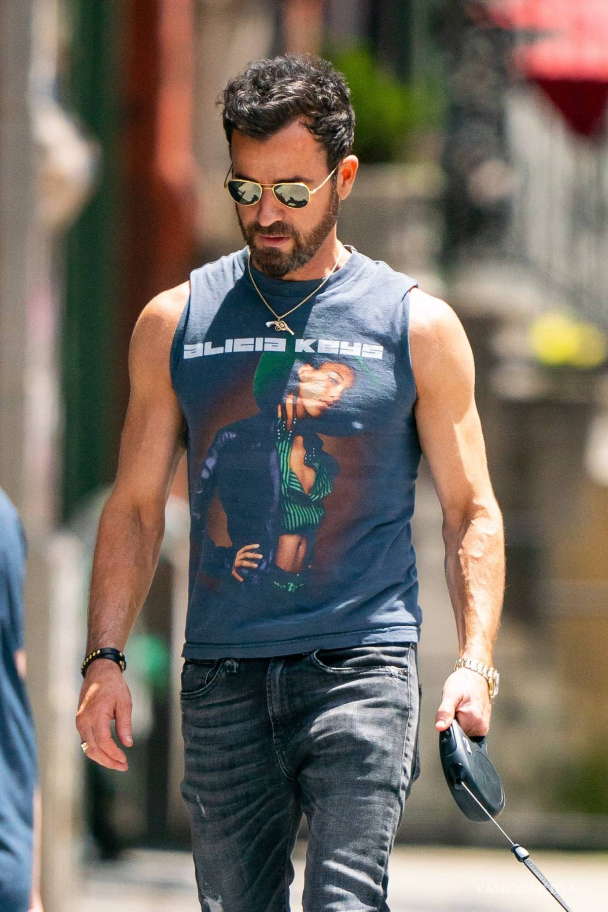 $!Justin Theroux es fanático de esta cantante latina y lo demuestra con esta playera