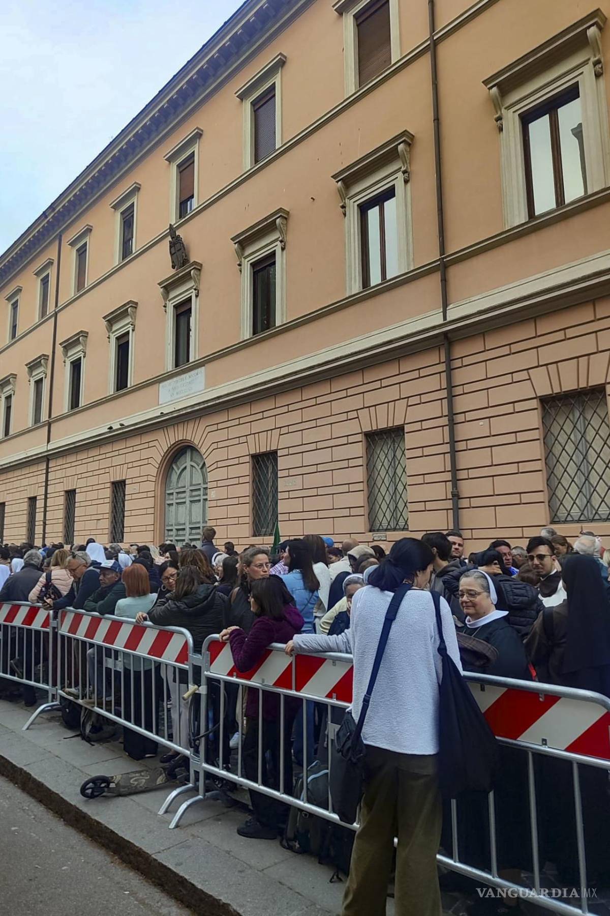 $!Fieles esperan para poder ver el féretro del papa Francisco. Los homenajes al Pontífice inician con el traslado del féretro a la basílica de San Pedro.