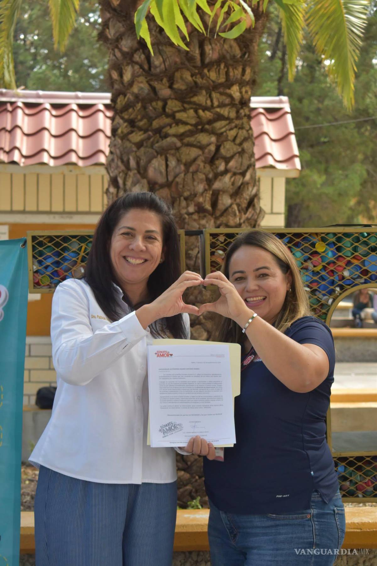 $!Representantes de la Universidad y de la fundación participaron en la entrega de la aportación.