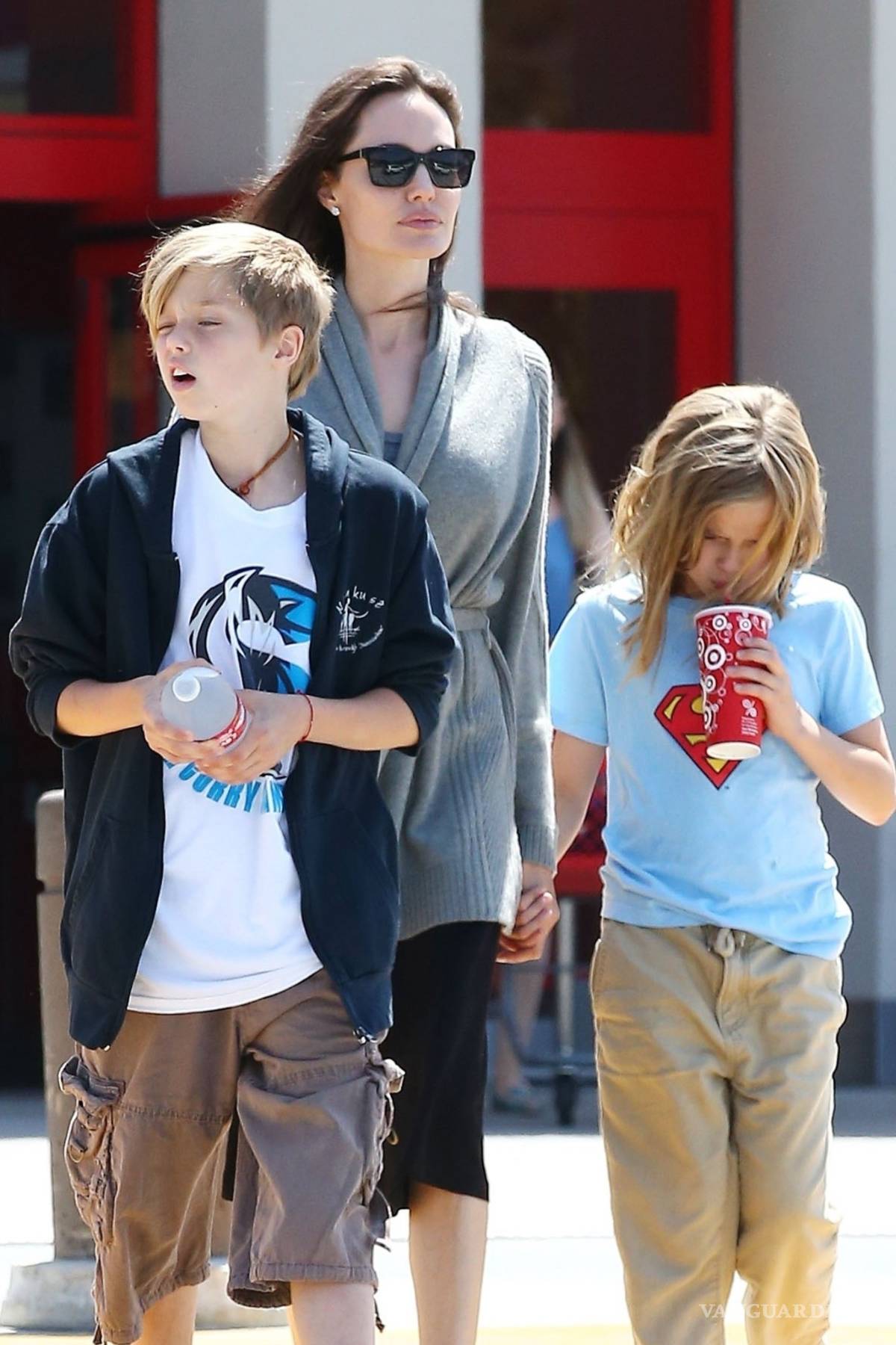 $!Captan a otra de las hijas de Angelina Jolie con estilo 'boyish'