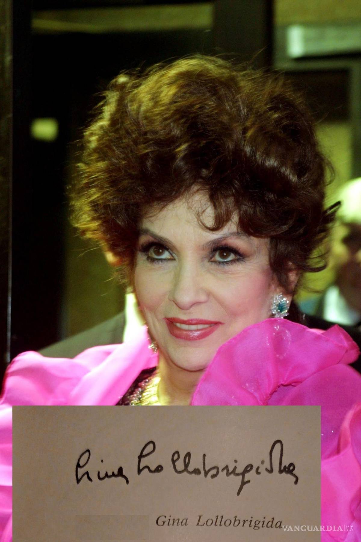 $!El equilibrio y la armonía con las que la actriz italiana, Lina Llobrigida, escribe las letras de su rúbrica muestran una personalidad sincera y abierta y, sobre todo, una persona que disfruta de la amistad y el amor. EFE/Isabel Martínez Pita