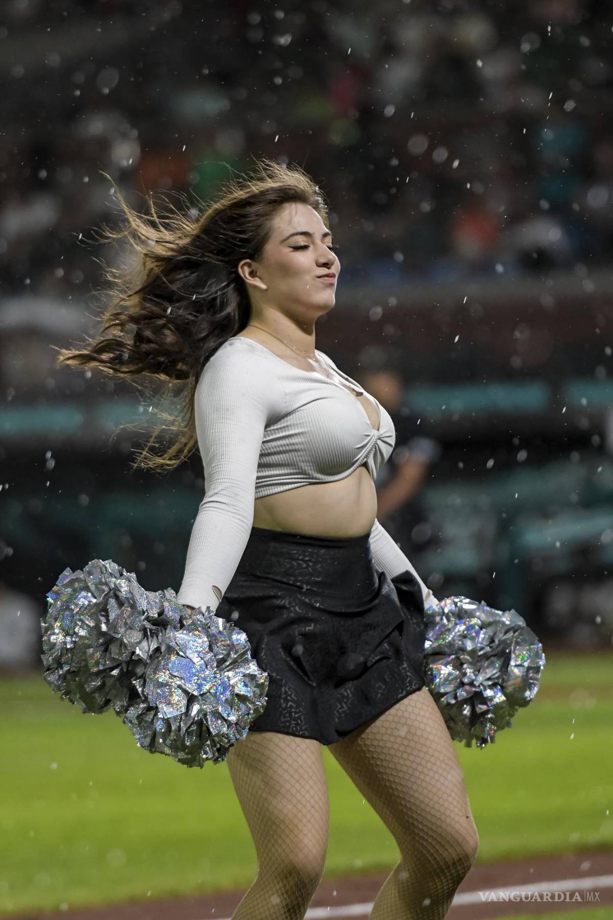 $!La lluvia no paró los ánimos de la afición ni los de la porra verde que animaron todo el encuentro.