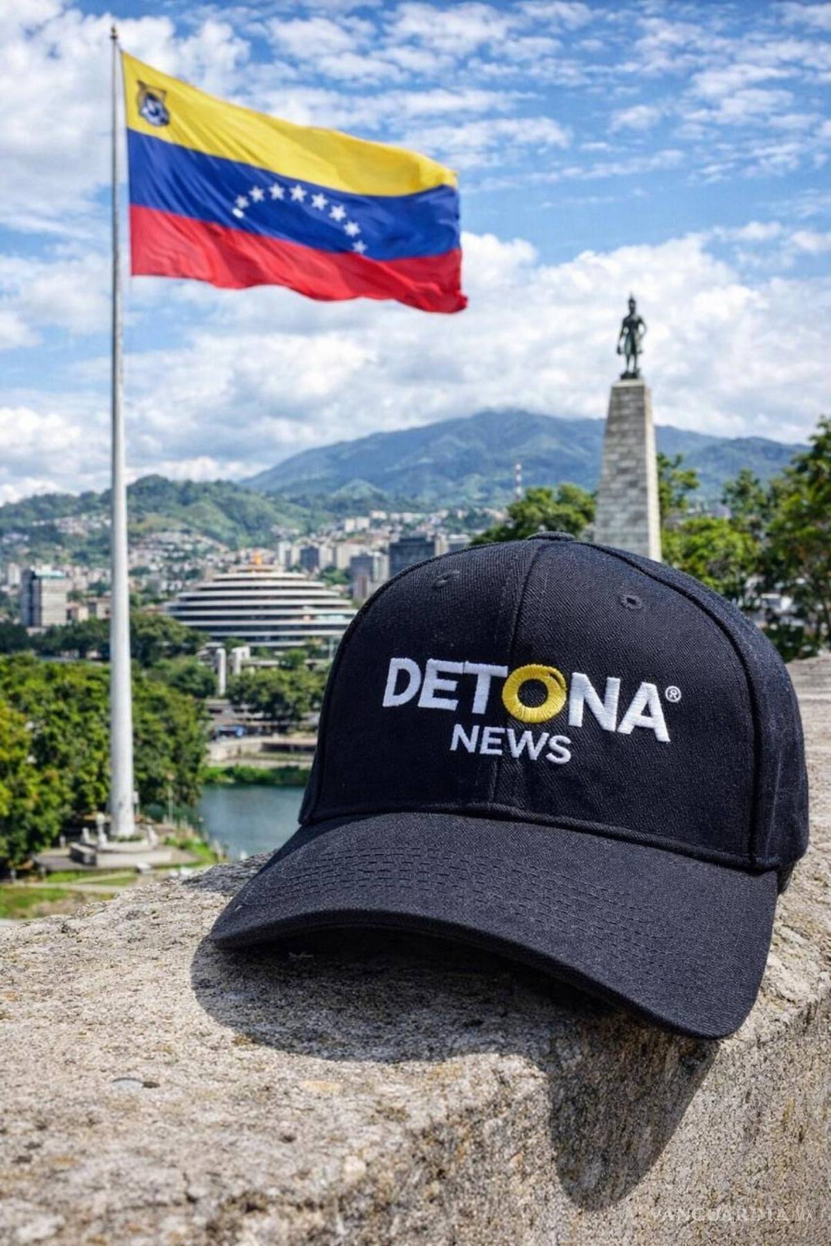 $!Grupo DETONA anda en Caracas. Al fondo, al lado de la bandera venezolana, la temible prisión del Helicoide.