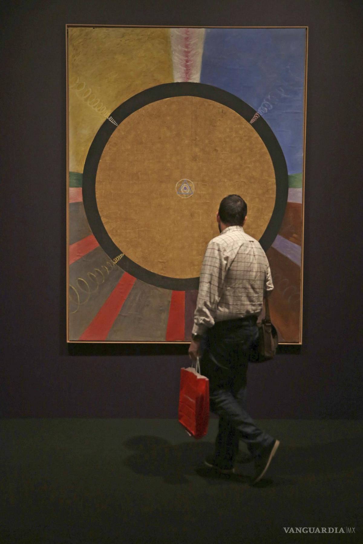 $!Un hombre observa la serie Retablos de la artista sueca Hilma af Klint .EFE/Jorge Zapata