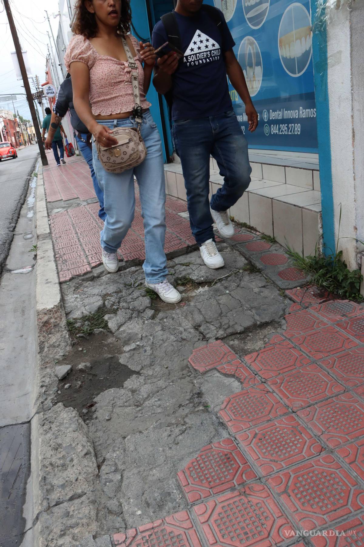 $!Banquetas como las de la imagen se encuentran en todo Saltillo.