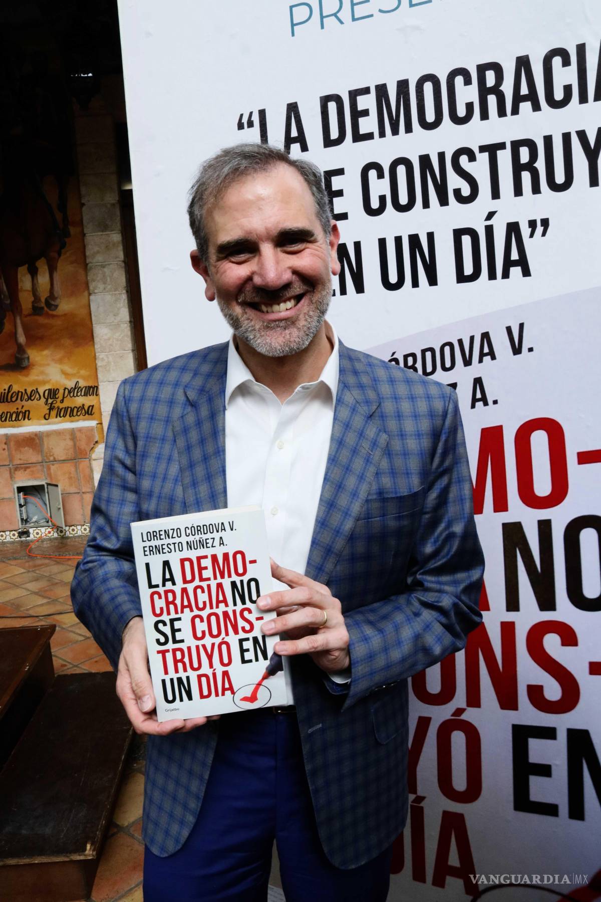 $!Córdova presentó el libro ‘La democracia no se construyó en un día’.