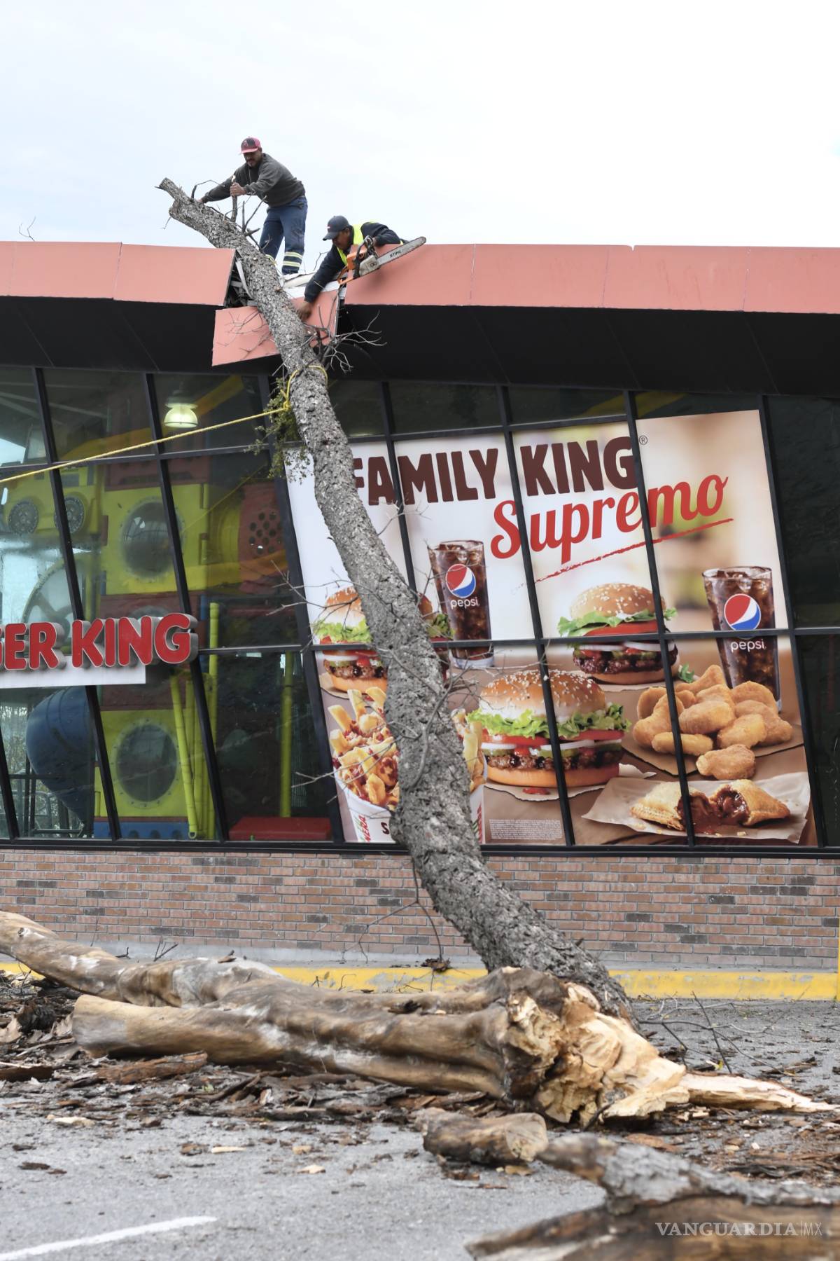 $!Sorprende ventarrón a Saltillo (fotos)