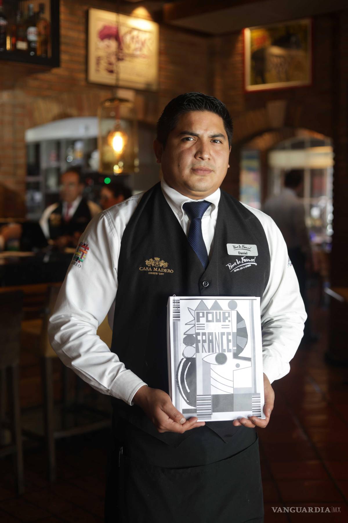 $!La entrega de menús en Braille busca que los comensales con discapacidad visual puedan disfrutar de una experiencia gastronómica más inclusiva y autónoma.