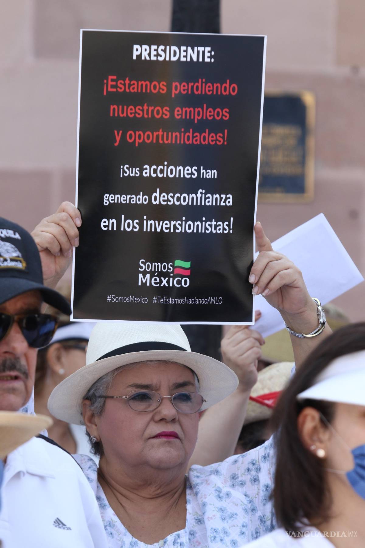 $!Se manifiestan contra AMLO en Saltillo... 40 personas responden a la convocatoria de los 'Chalecos México'