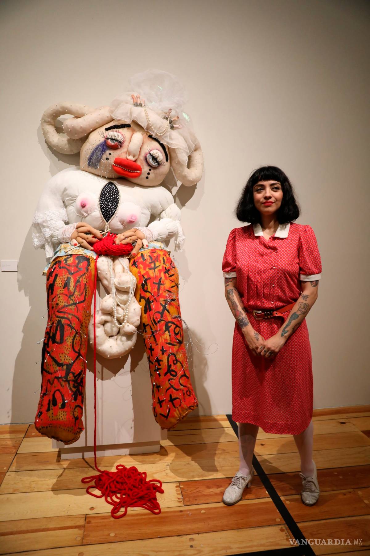 $!Mon Laferte estrena en México su faceta como pintora