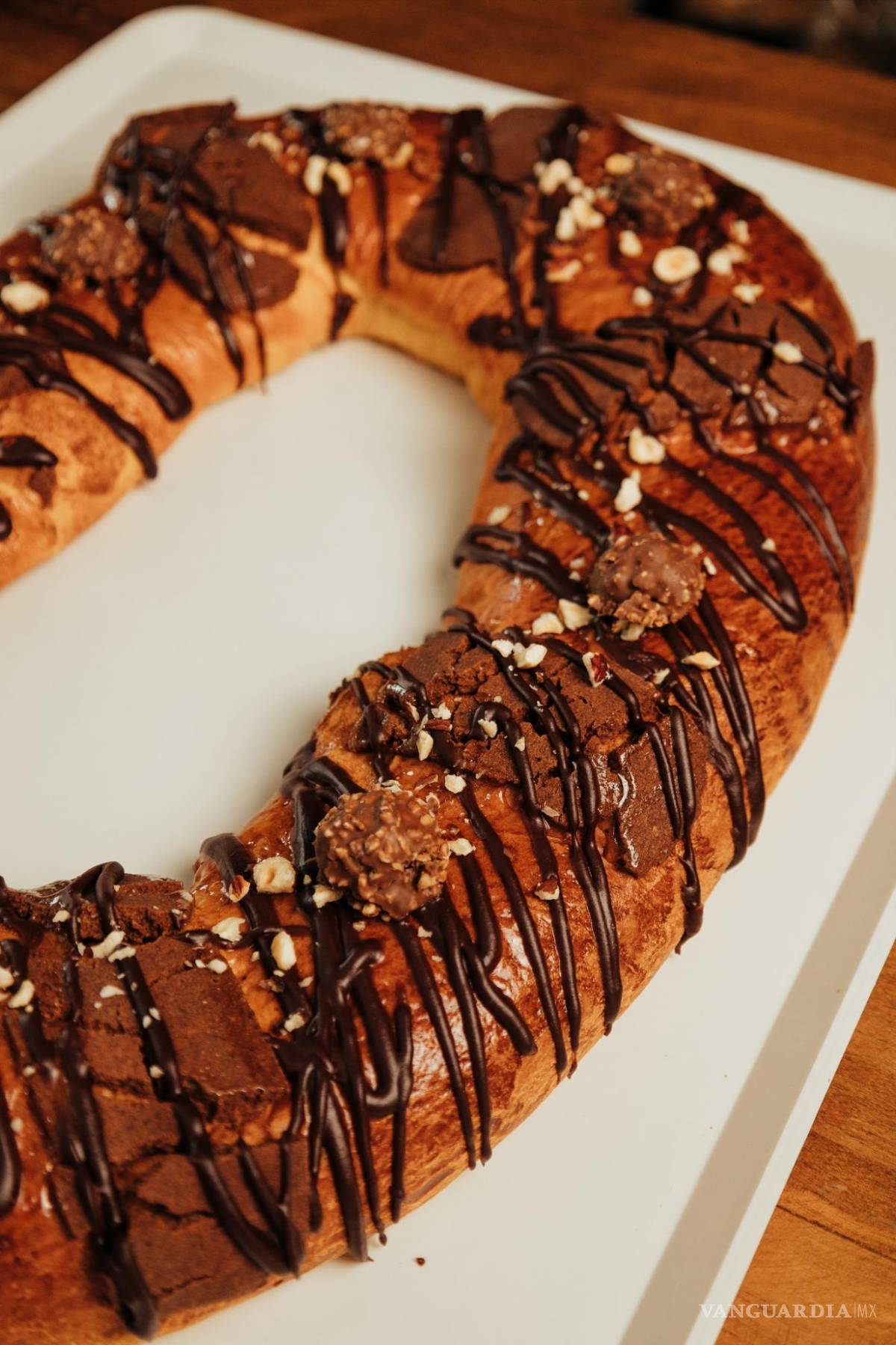 $!Delibaguette deslumbra con su rosca de Ferrero, rellena de crema de avellana y cubierta con trozos del icónico chocolate, perfecta para los amantes de lo dulce.