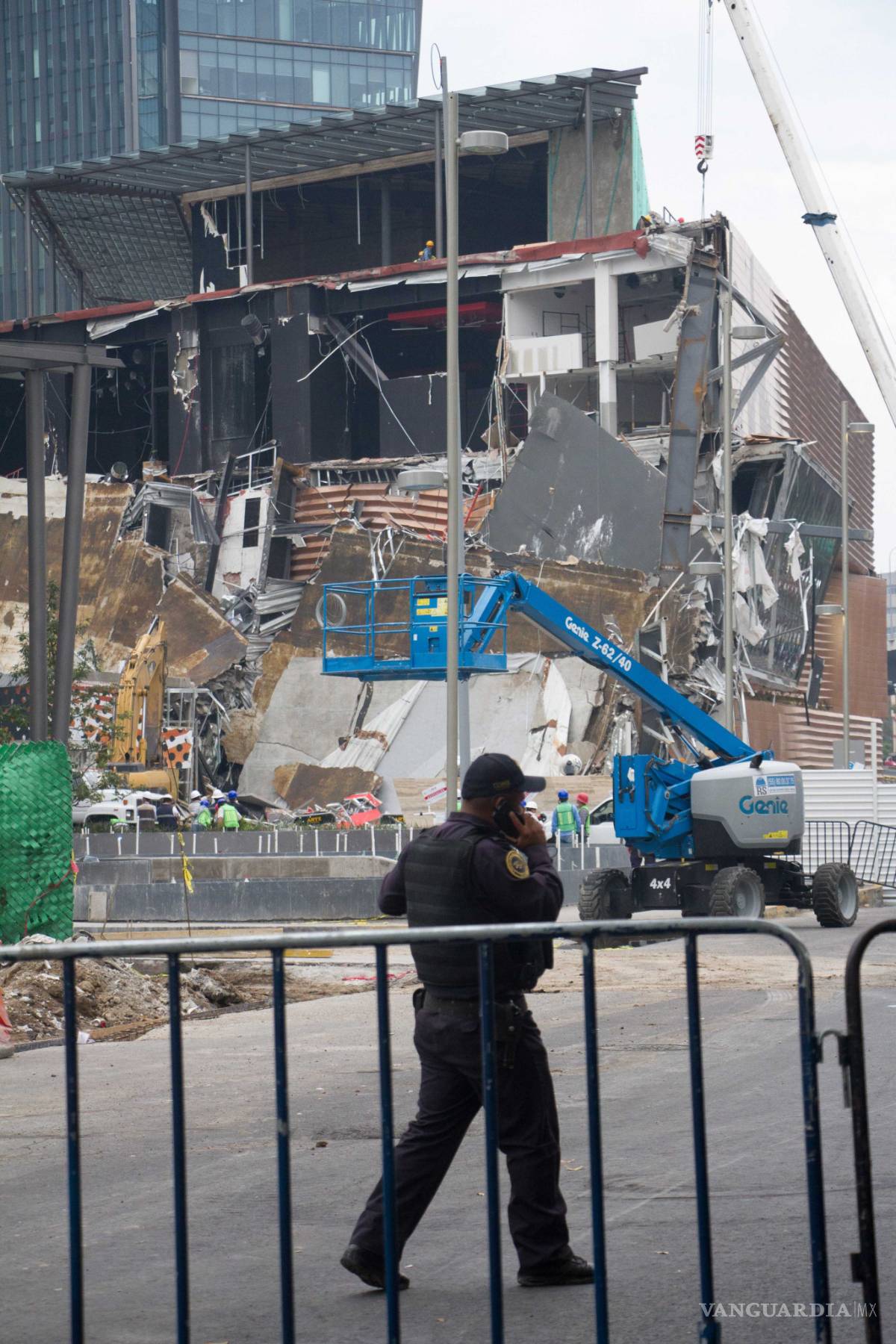 $!Ponen 'ojo' a todas las plazas de CDMX tras derrumbe en Artz