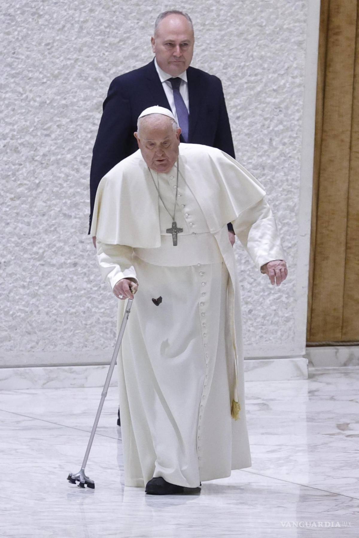 $!El papa Francisco tropezó el sábado a su entrada en el auditorio del Vaticano para una audiencia luego que se rompiera el mango de su bastón, pero no llegó a caerse.