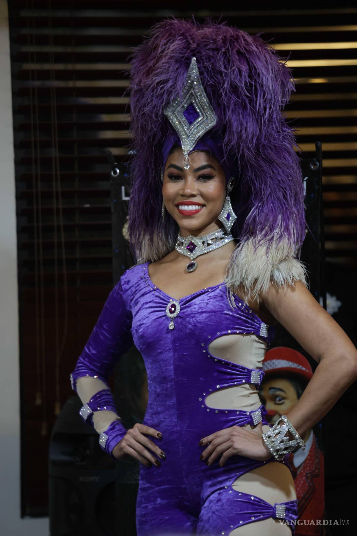 $!Acróbatas y bailarinas son parte del espectáculo internacional.