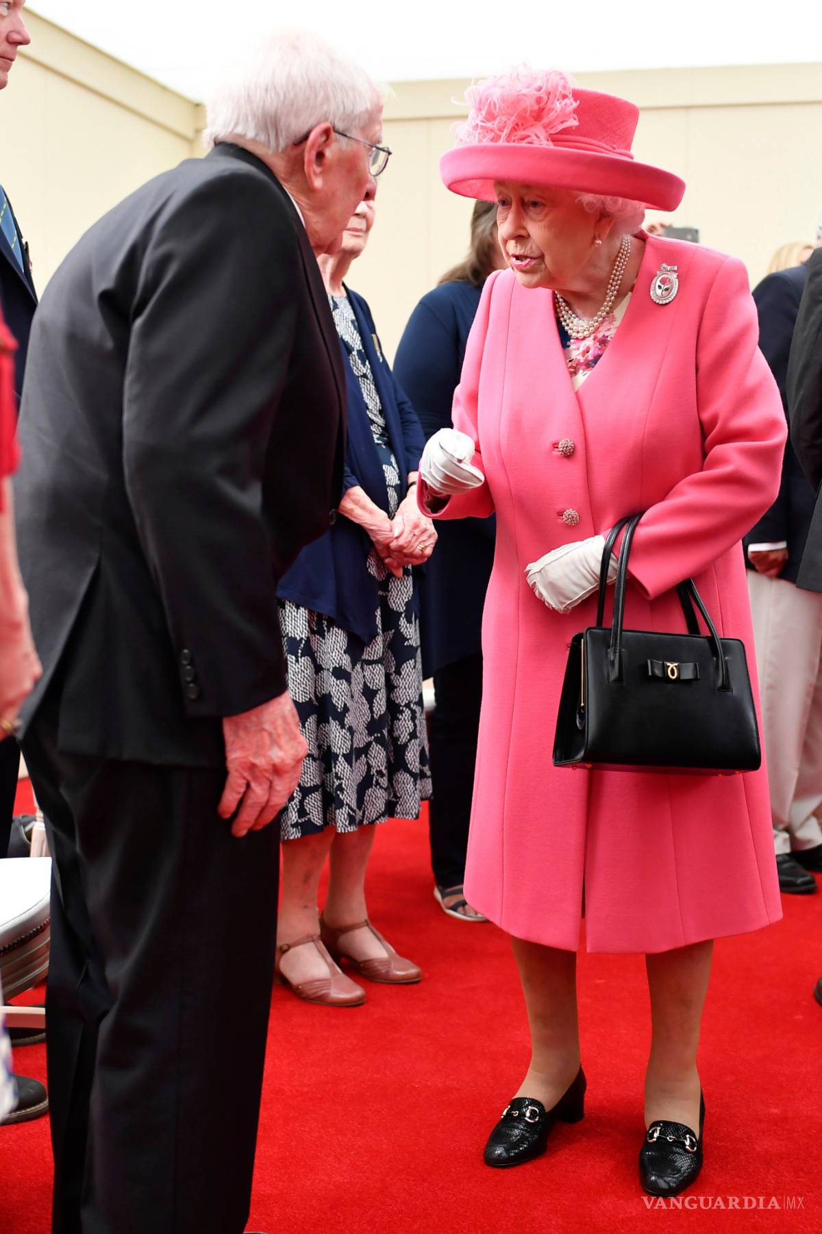 $!Isabel II y Trump honran a los veteranos del desembarco de Normandía en su 75 aniversario