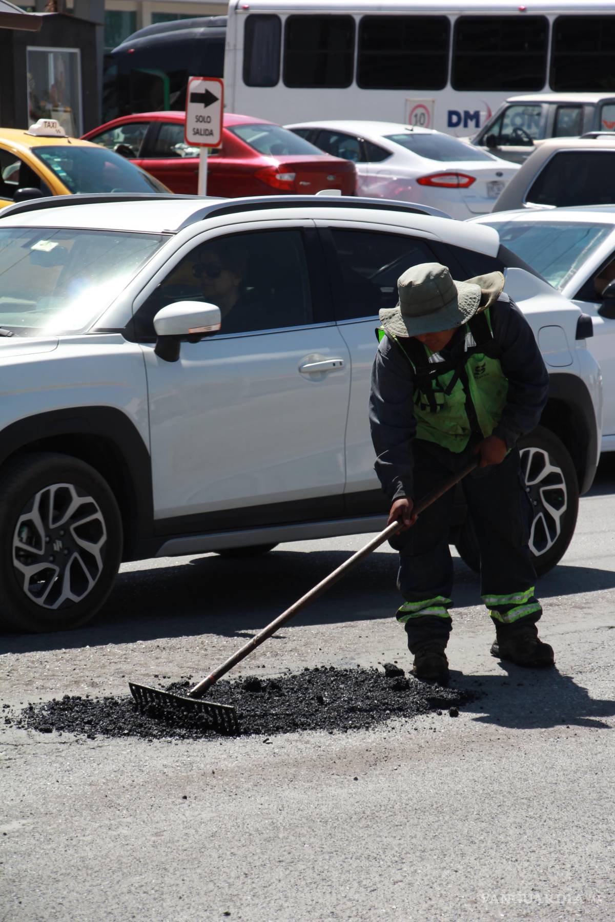 $!La calle 20, en el cruce con Prolongación Urdiñola, recibe atención con trabajos de bacheo, ofreciendo una circulación más fluida y segura.