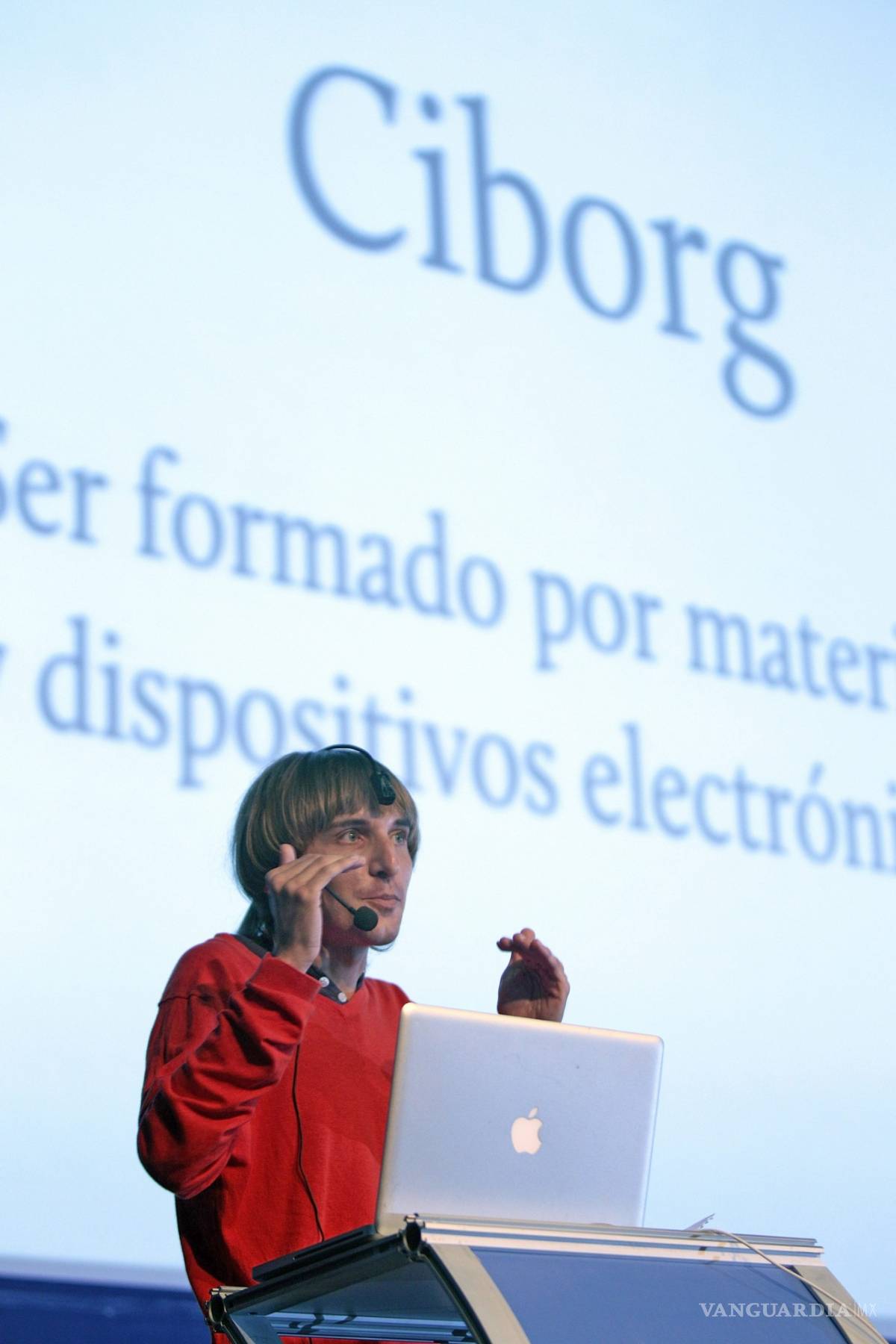 $!Neil Harbisson, es el primer hombre cíborg en el mundo