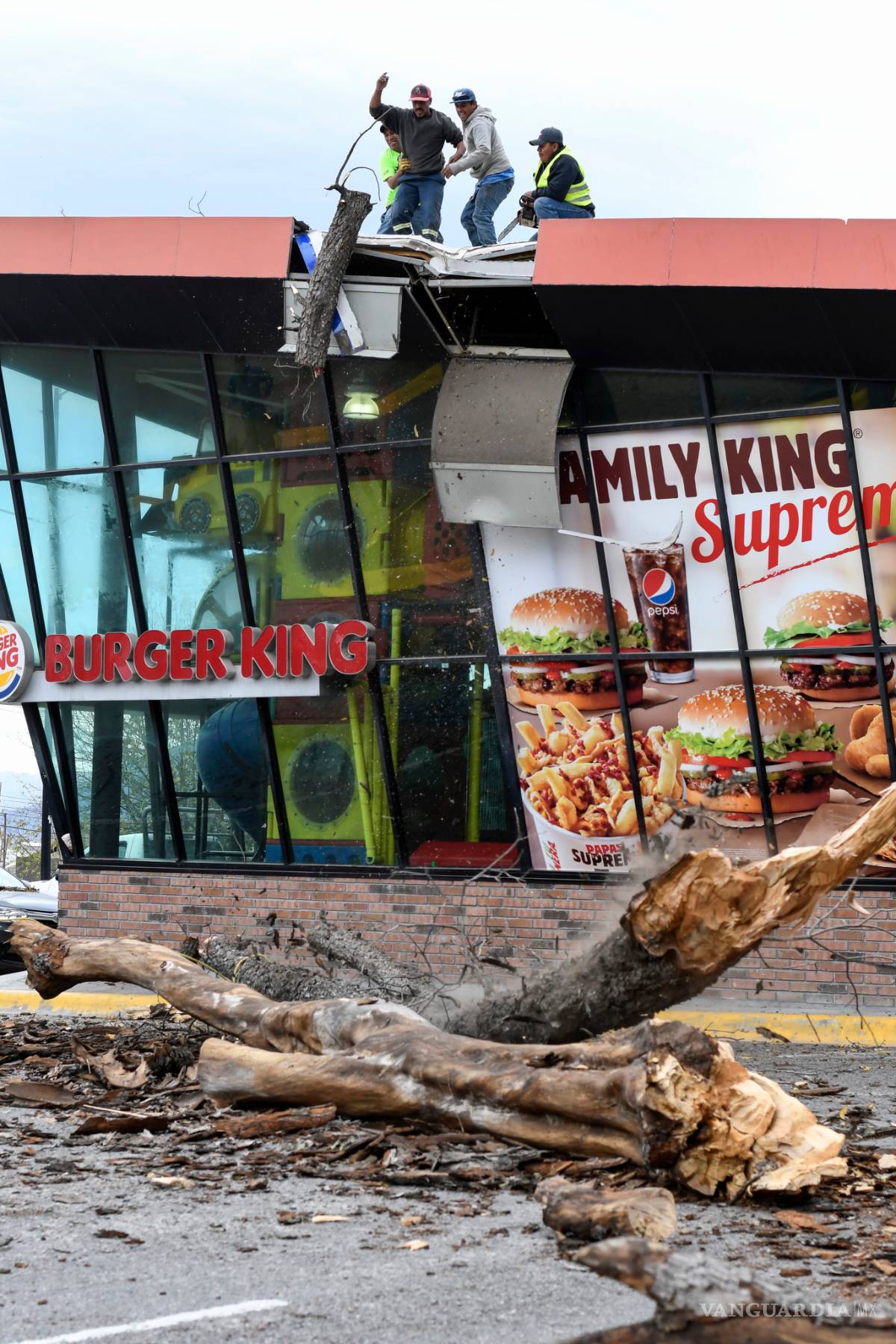 $!Sorprende ventarrón a Saltillo (fotos)