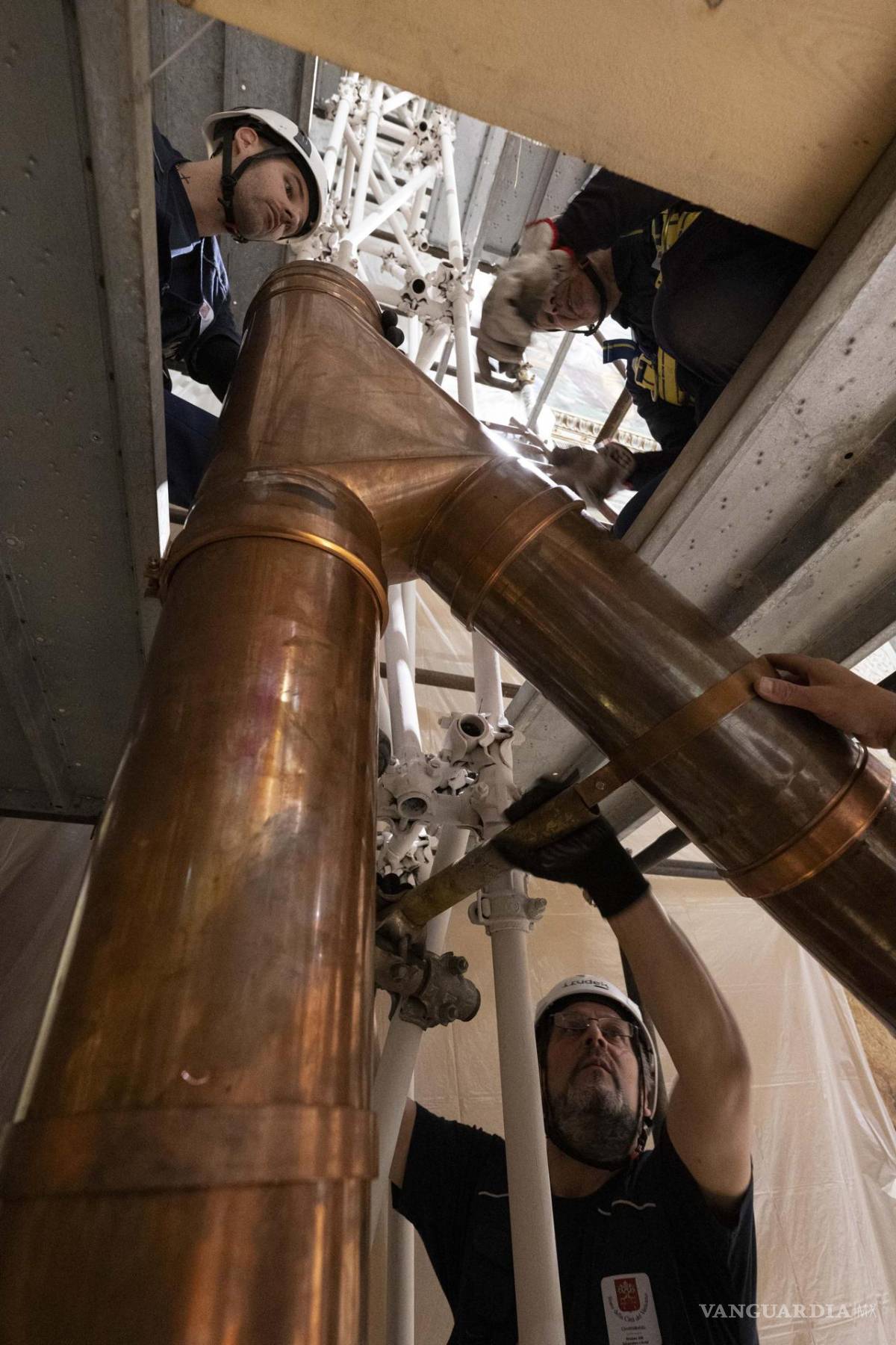 $!Los técnicos instalan las mesas en las que votarán los cardenales o la estufa en la que los cardenales quemarán sus votos secretos, además de otros retoques.