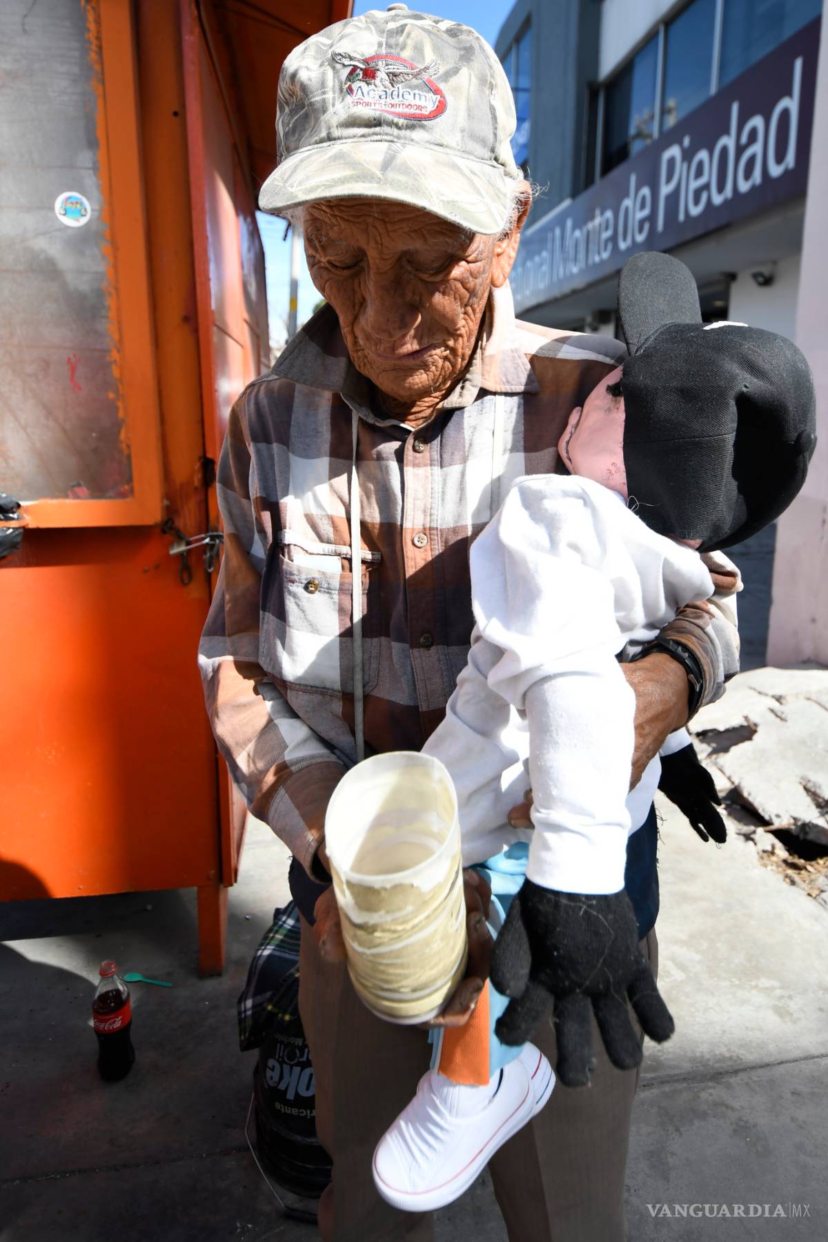 $!Mejora salud de don José, a quien robaron su títere en Saltillo