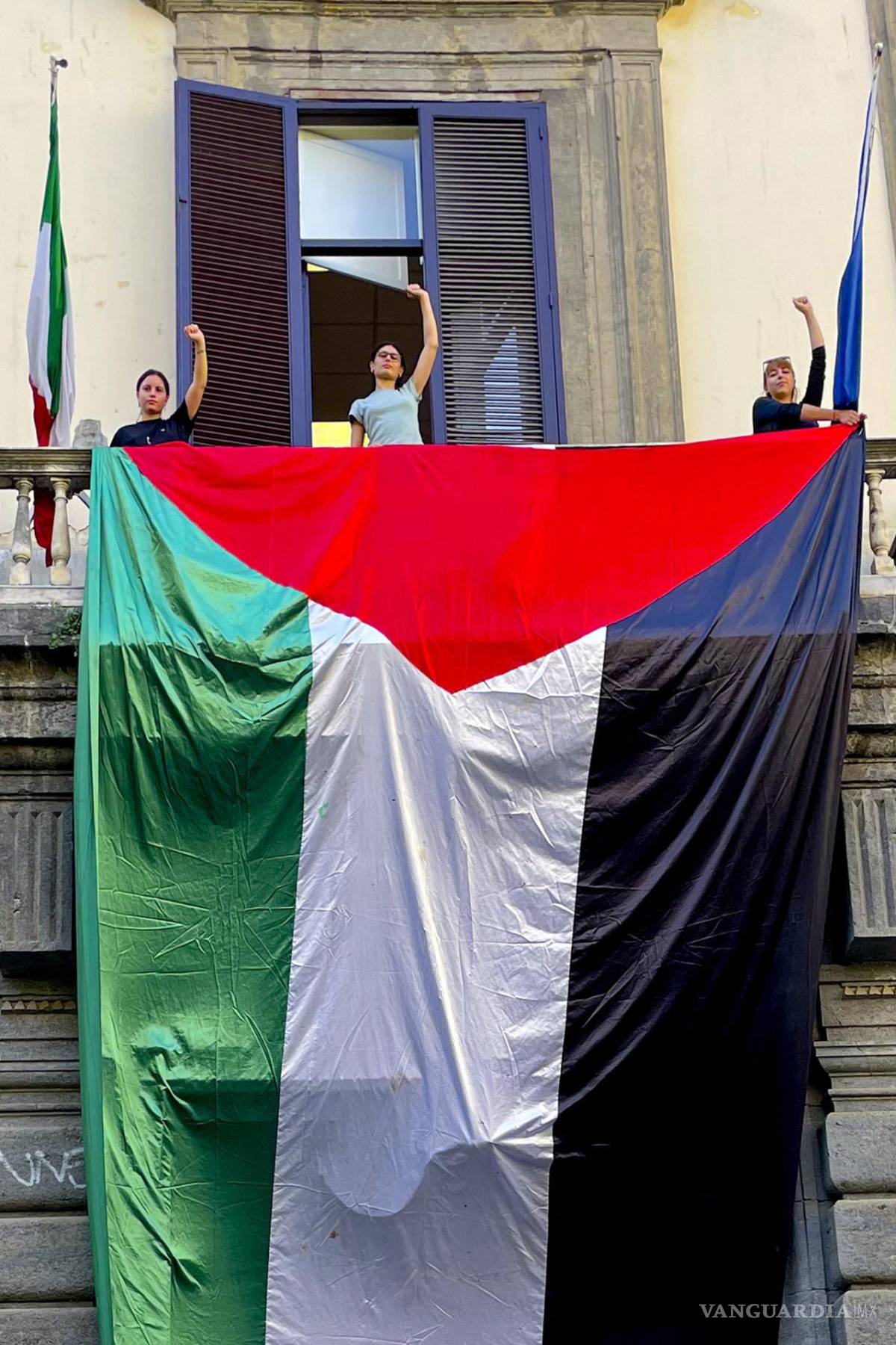 $!Bandera de Palestina colocada por activistas del Colectivo Universitario Autoorganizado en la fachada del Palazzo Giusso, en la Universidad L’Orientale de Nápoles.