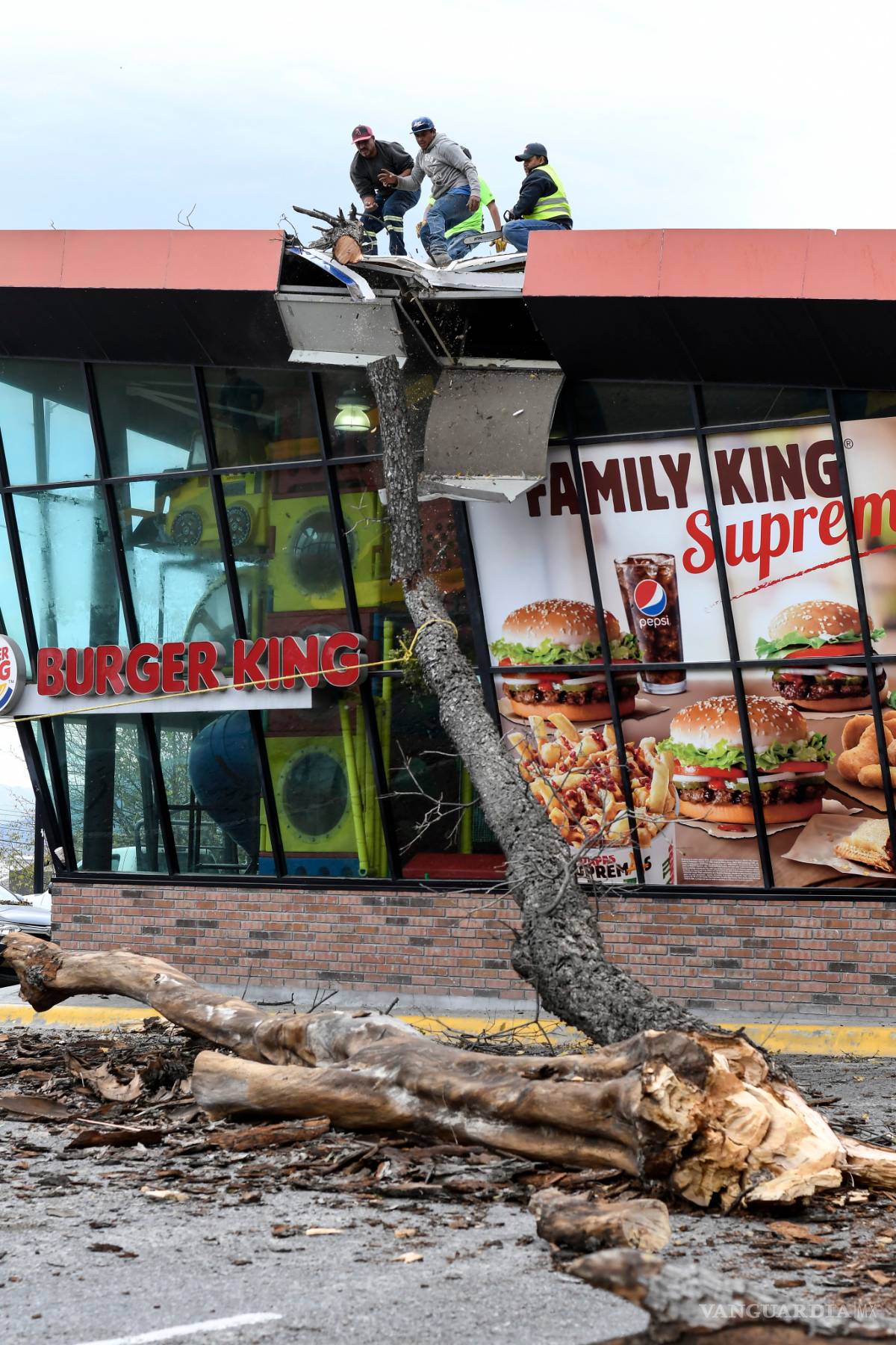 $!Sorprende ventarrón a Saltillo (fotos)