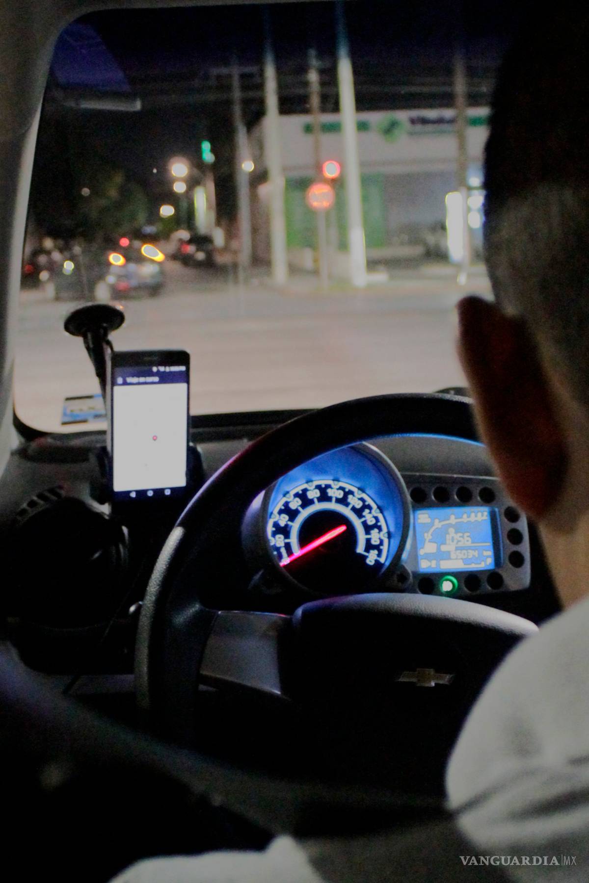 $!¿Taxi de día, Uber de noche?