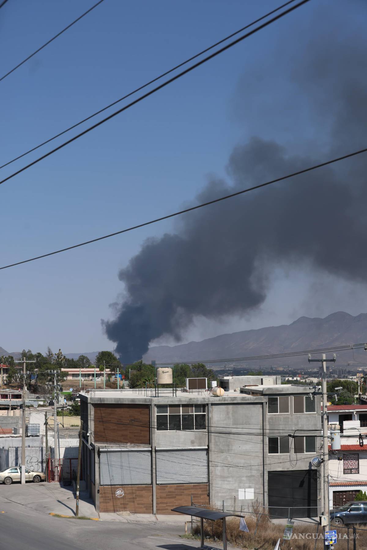 $!La humareda es visible desde varios puntos de Saltillo.