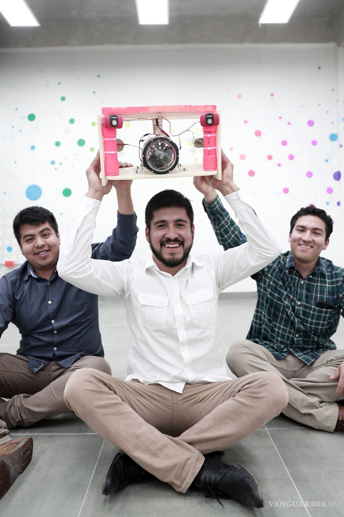 $!Jóvenes crean robot limpiador que evita desperdicio de agua
