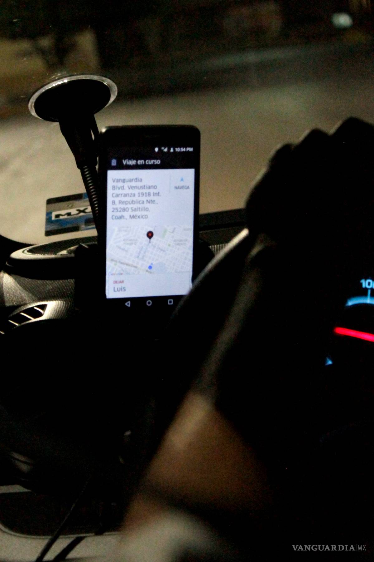 $!¿Taxi de día, Uber de noche?