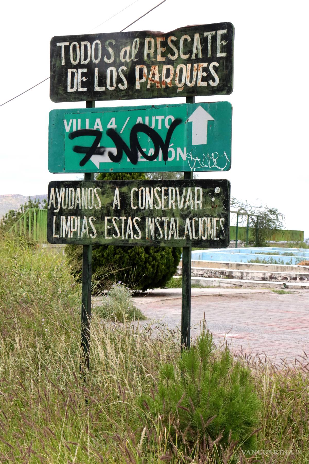 $!Grafiti y basura en juegos infantiles del parque afectan la experiencia de los visitantes.