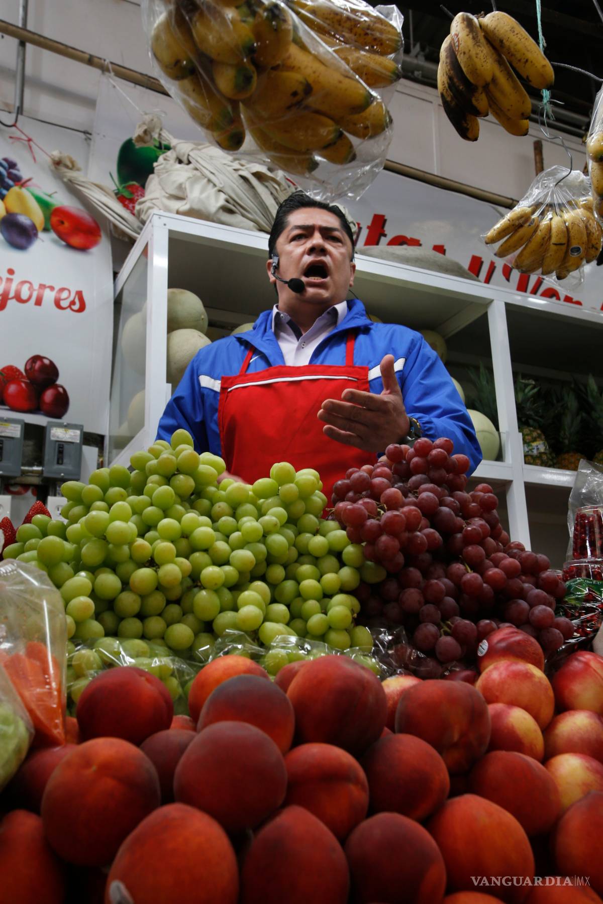 $!Entre aguacates, tomates y cebollas, cantantes de ópera amenizan las compras en mercados en la Ciudad de México