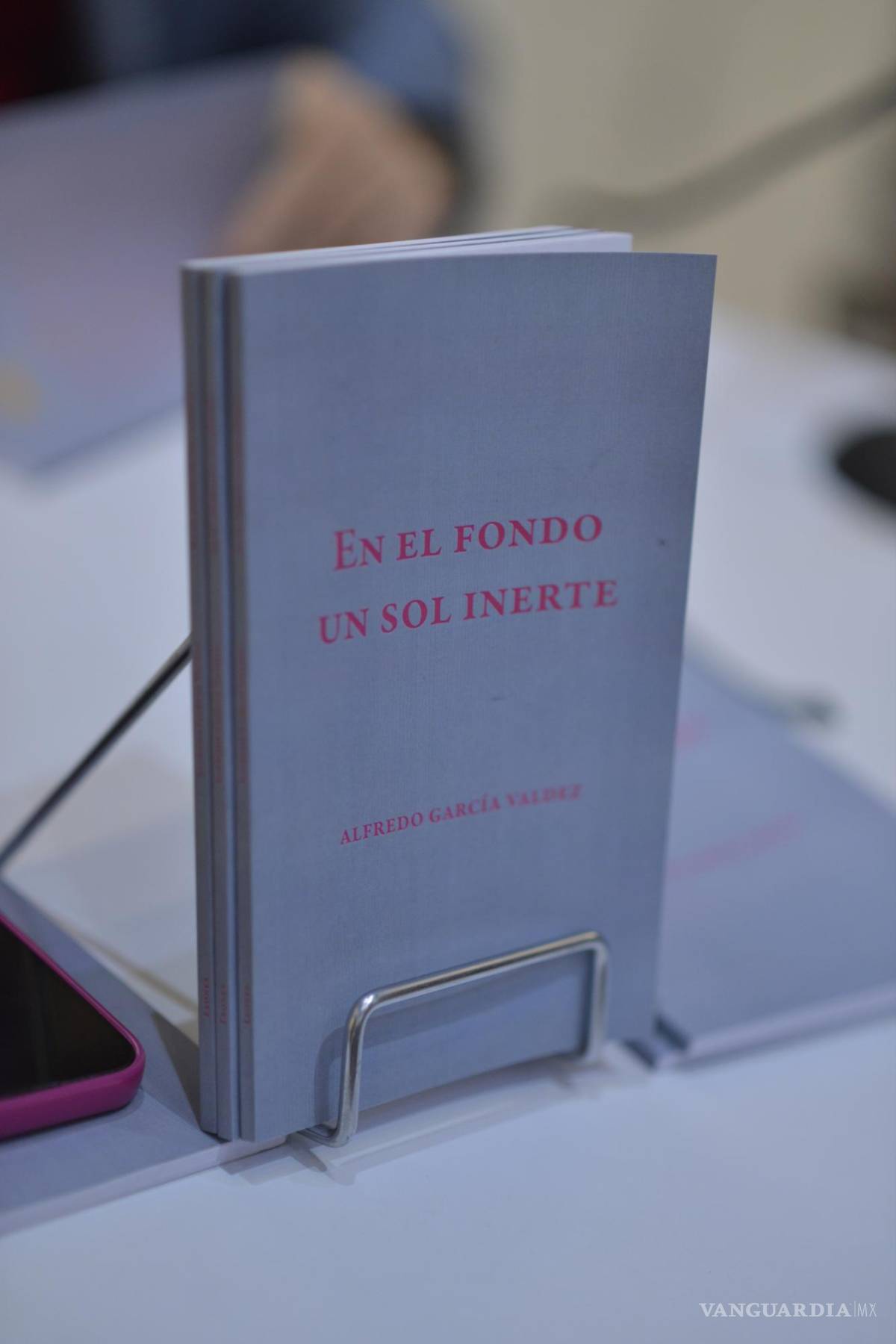$!El primer libro editado y publicado por la Facultad de Ciencia, Educación y Humanidades, de la Universidad Autónoma de Coahuila | FOTO: OMAR SAUCEDO
