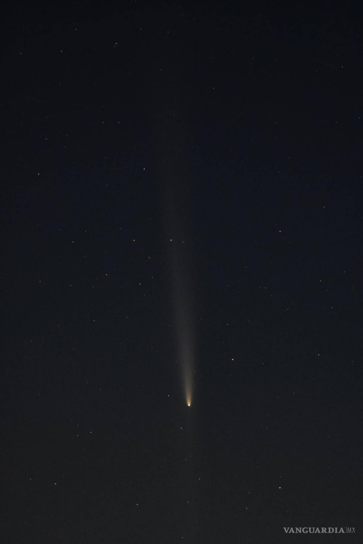 $!Imagen tomada en Saltillo del paso del cometa C/2023 A3 Tsuchinshan-ATLAS .